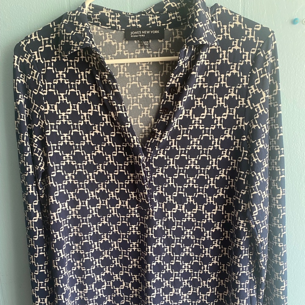 Jones New York Navy and Cream Geometric V-Neck Blouse